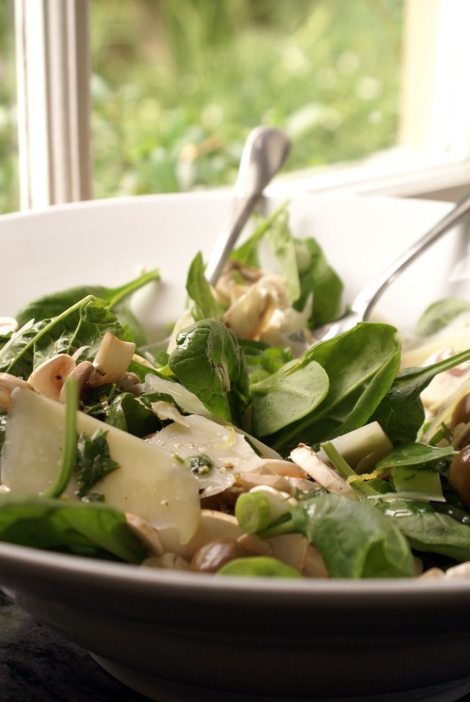 Raw mushroom, spinach & green olive salad
